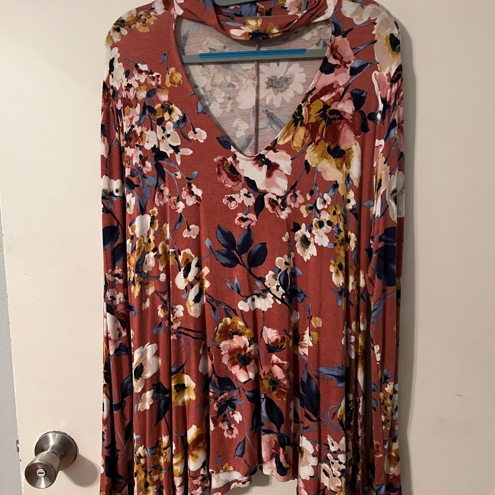 Floral blouse with cut out at the front